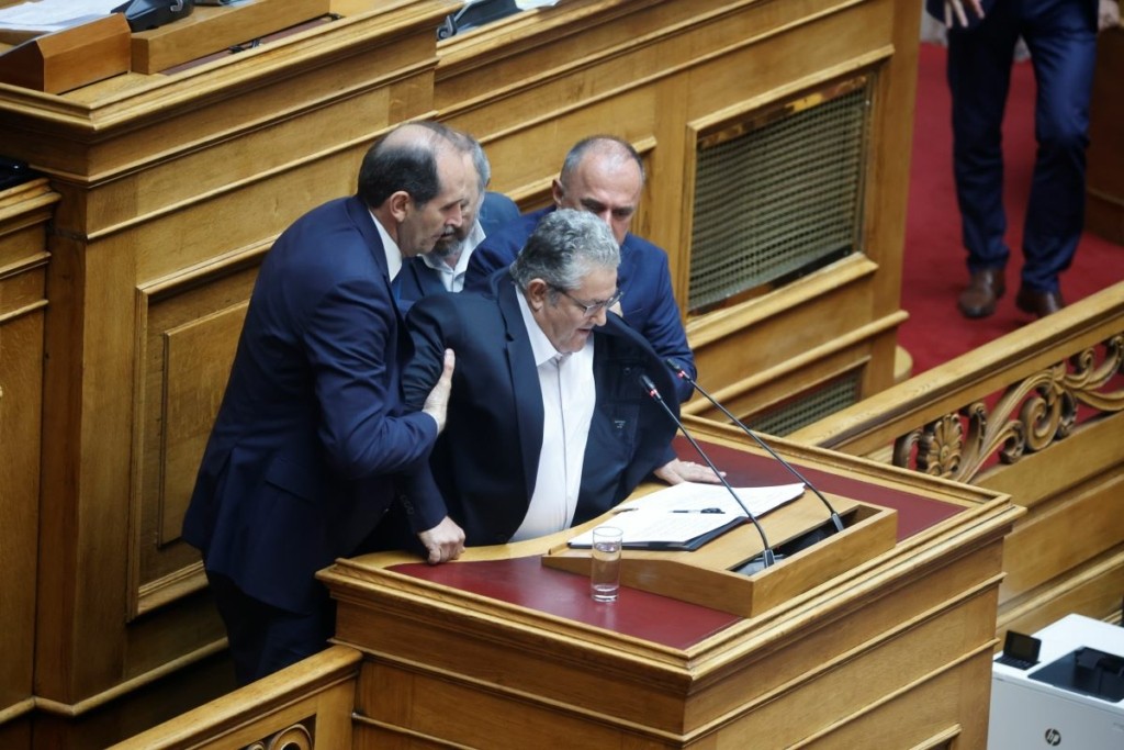 Αναστάτωση στη Βουλή – Διακόπηκε η ομιλία του Κουτσούμπα για λόγους υγείας