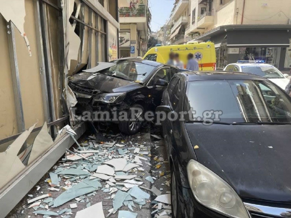 Σοβαρό τροχαίο στο κέντρο της Λαμίας – Σοκάρουν οι εικόνες (pics)