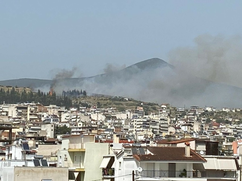 Φωτιά ΤΩΡΑ στον λόφο στο Κάστρο της Λαμίας