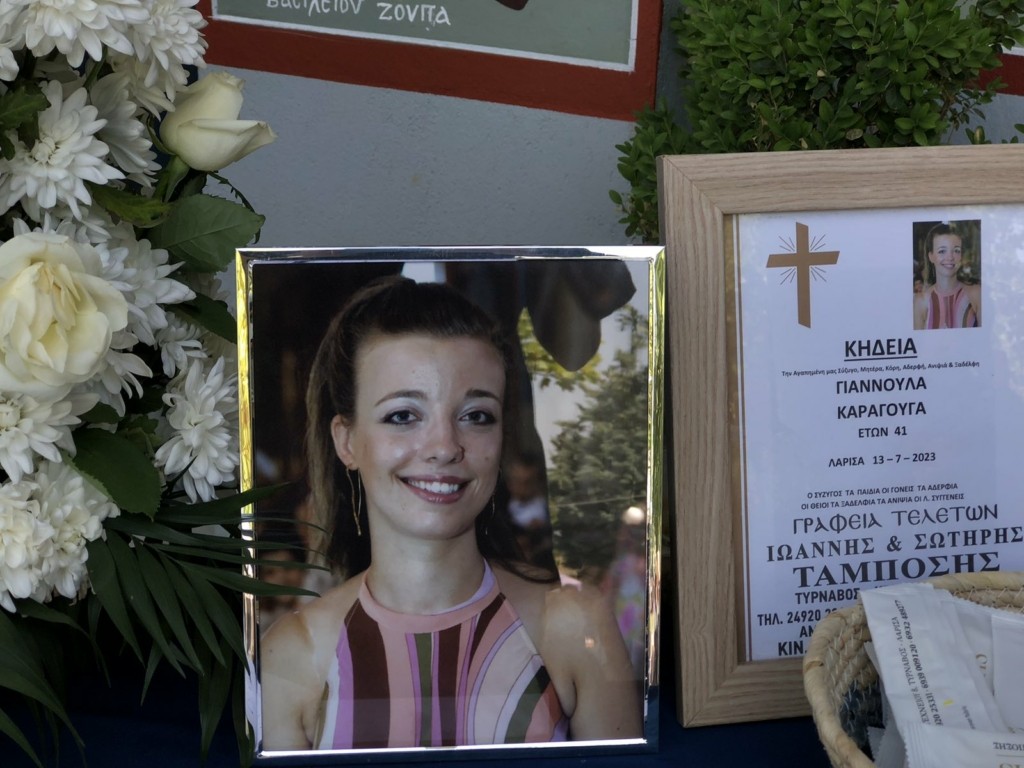Σπαρακτικές στιγμές στη Λάρισα – Το τελευταίο αντίο στη 41χρονη μητέρα δύο παιδιών (pics)