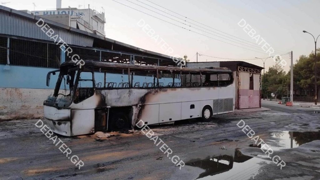Φωτιά σε τουριστικό λεωφορείο στο Πέραμα – Κάηκε ολοσχερώς
