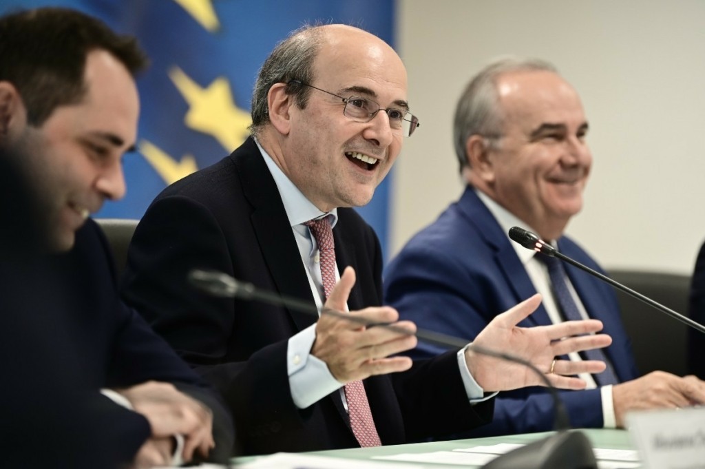 Οριζόντια αύξηση μισθών στο Δημόσιο και market pass ως τον Οκτώβριο – Αυτά είναι τα 7 νέα μέτρα στήριξης