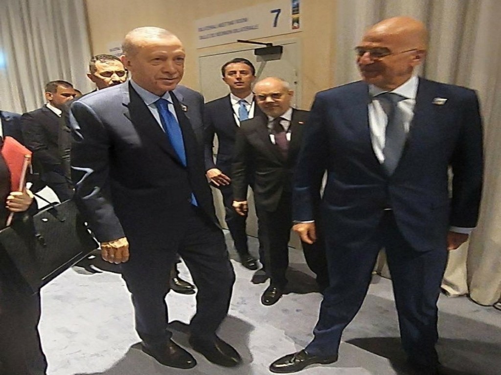 Σύντομη συνάντηση Δένδια με τον Ερντογάν, στο πλαίσιο της συνόδου κορυφής του ΝΑΤΟ
