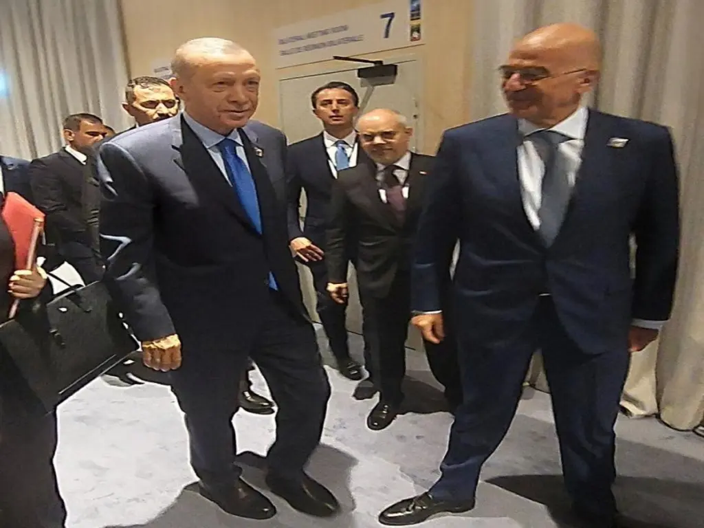 Σύντομη συνάντηση Δένδια με τον Ερντογάν, στο πλαίσιο της συνόδου κορυφής του ΝΑΤΟ