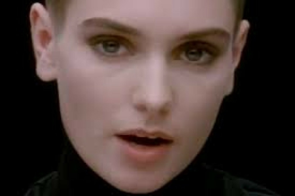 Sinead O’ Connor: Η ζωή και η καριέρα της μοναδικής φωνής του «Nothing Compares 2 U»