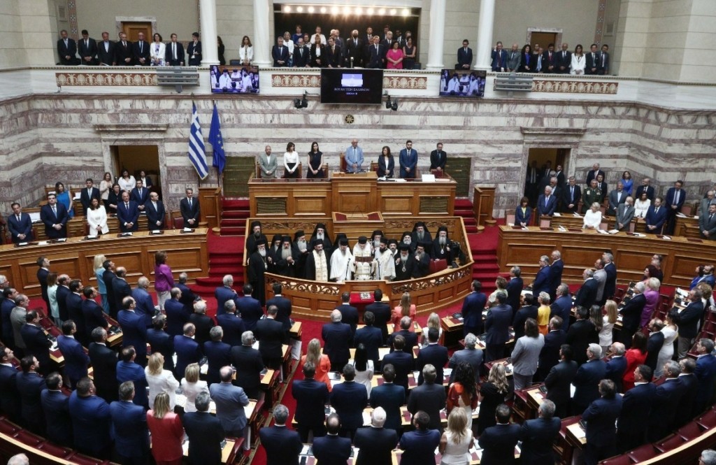 Η χωροταξία της νέας Βουλής και τα παραλειπόμενα της ορκωμοσίας – Το χαριτωμένο απρόοπτο (pics)