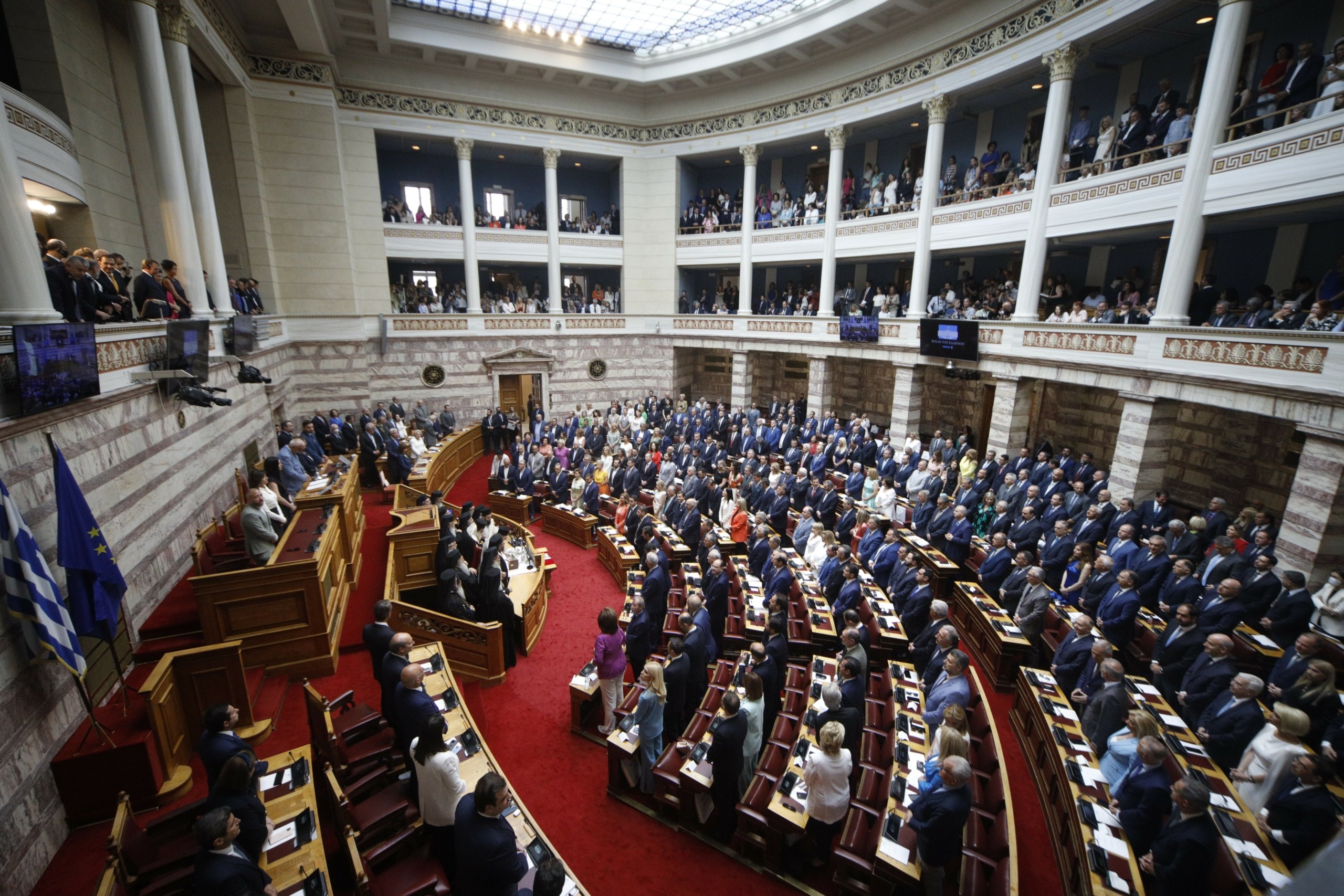 Ορκίστηκε η νέα Βουλή: “Πηγαδάκια”, χειραψίες και χειροφιλήματα – (pics&vid)