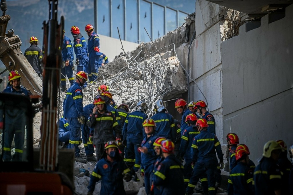 Πάτρα: Αγωνία για επιζώντες στα χαλάσματα της γέφυρας – Η επόμενη μέρα