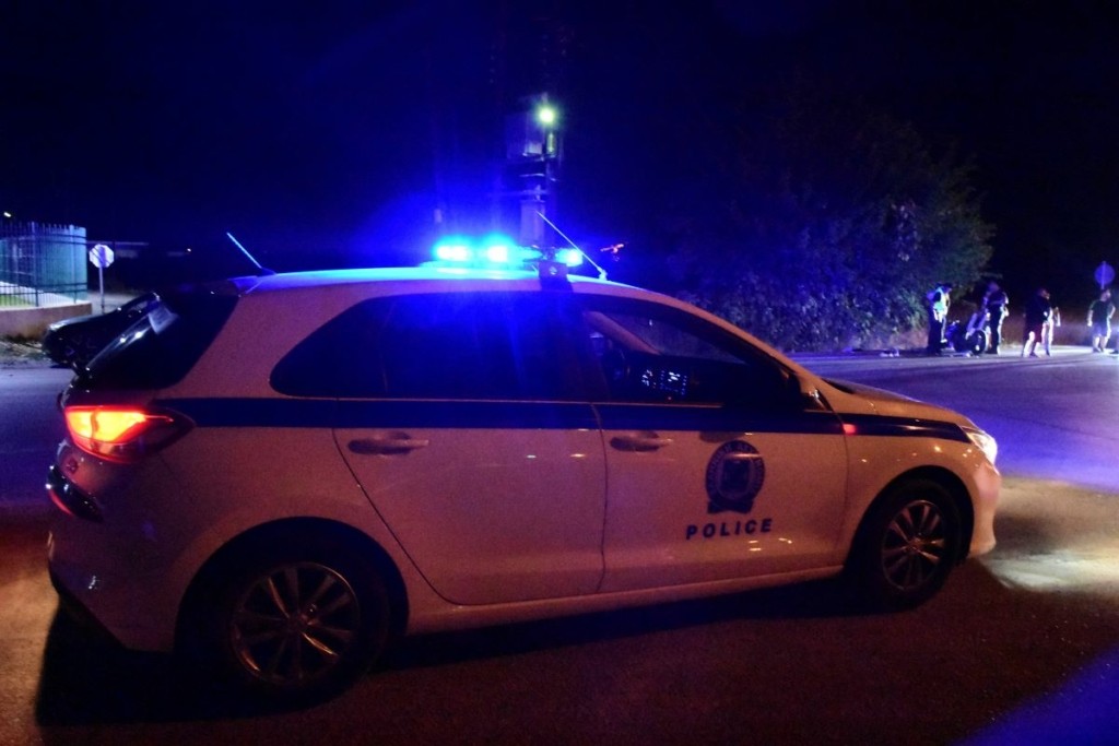 Άγιος Δημήτριος: Πέταξαν πέτρες και μπουκάλια σε περιπολικό