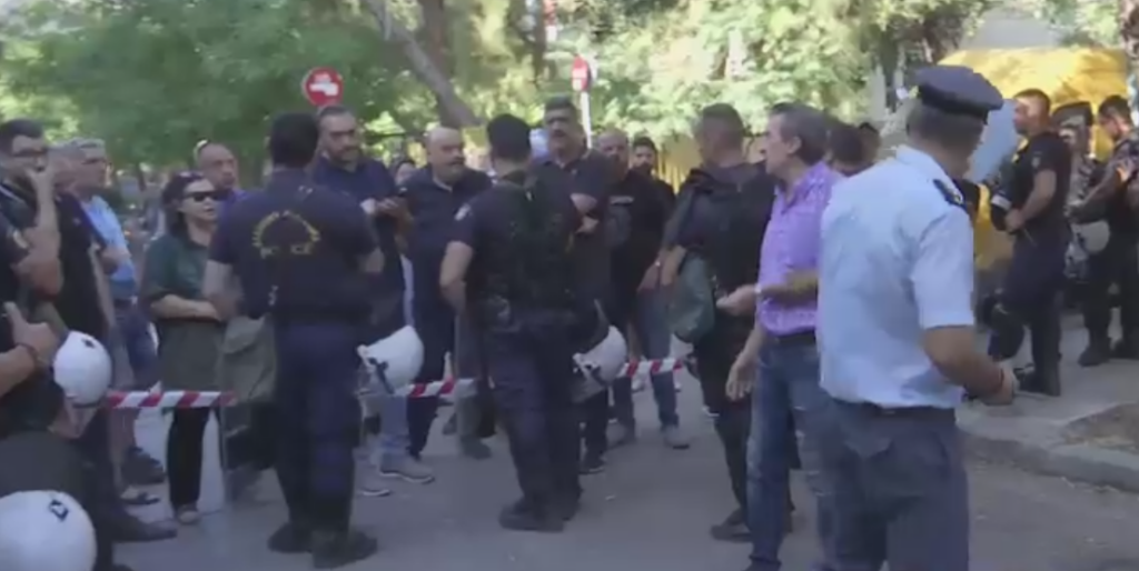 Σε εξέλιξη έξωση λόγω πλειστηριασμού στα Πατήσια – Γυναίκα απειλεί να πέσει στο κενό (vid)