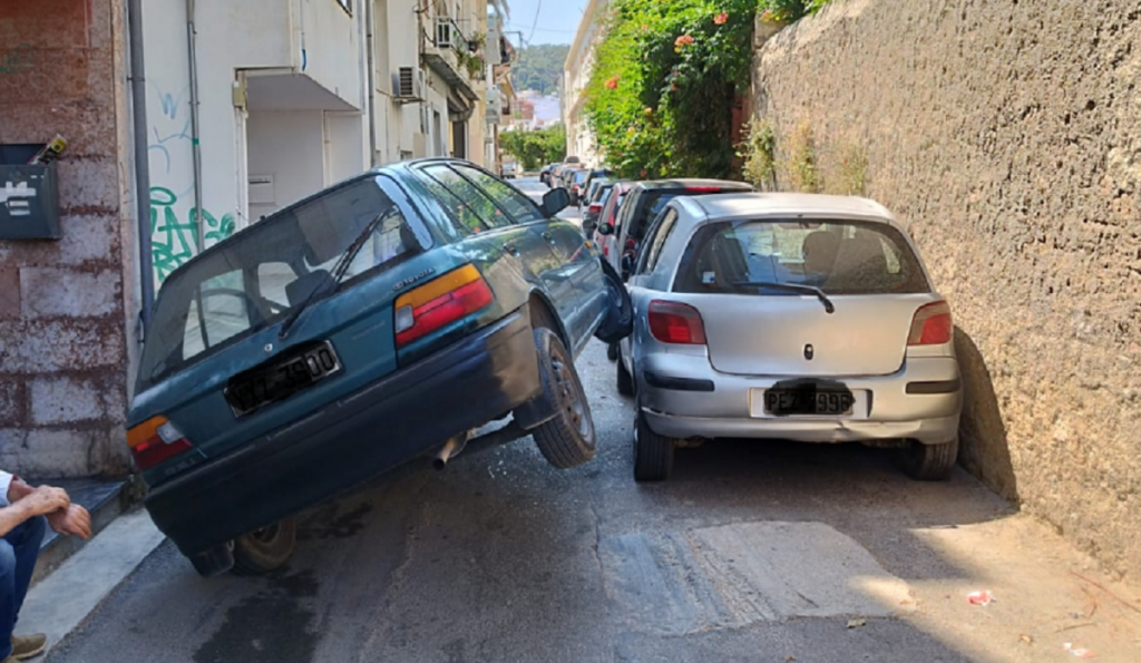Απίστευτο και όμως αληθινό – Οδηγός καβάλησε αυτοκίνητο στο Ρέθυμνο (pics)