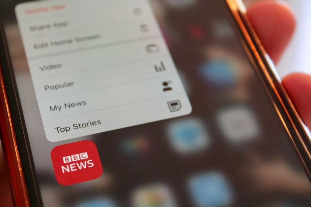 BBC: Ξεκίνησε έρευνα για τις καταγγελίες σε βάρος παρουσιαστή – Πλήρωνε 17χρονο για γυμνές φωτογραφίες