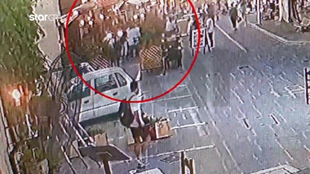 Σοκάρει το βίντεο του άγριου ξυλοδαρμού νεαρού σερβιτόρου στη Ρόδο