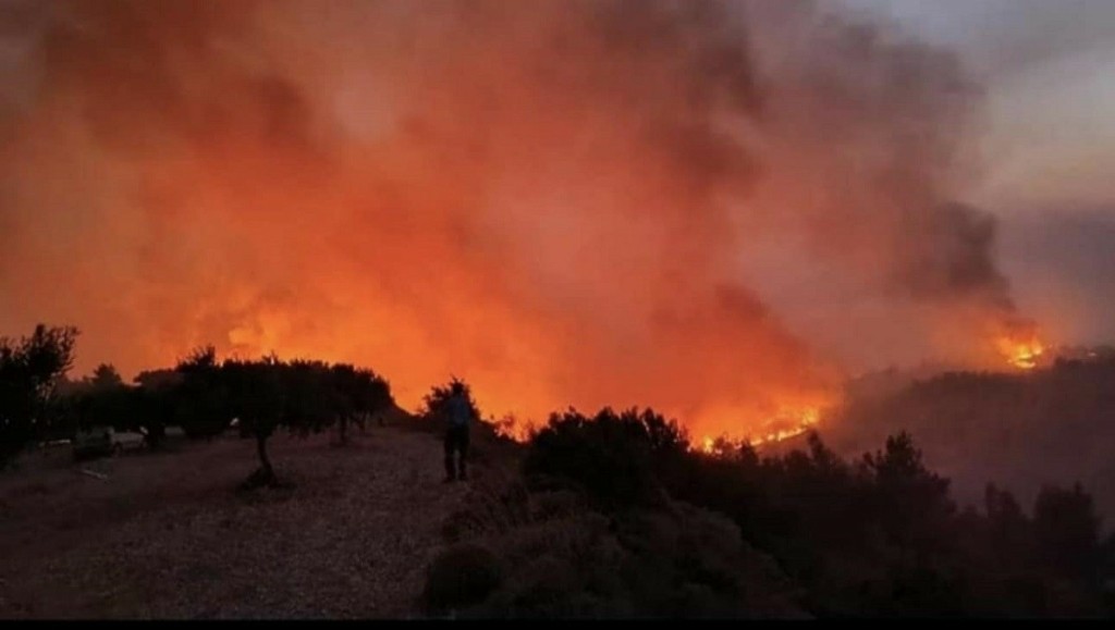 Ανεξέλεγκτη η πυρκαγιά στη Ρόδο – Εκκενώνονται χωριά – Δύσκολη η κατάσταση στο Πυρί Λακωνίας – Αναζωπυρώσεις στη Δυτική Αττική