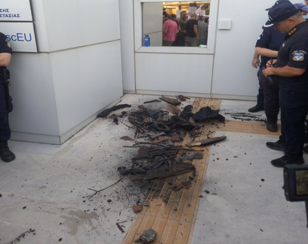 Συγκέντρωση έξω από το υπουργείο Κλιματικής Κρίσης – Έριξαν στάχτες από τα καμένα της φωτιάς στη Δυτική Αττική