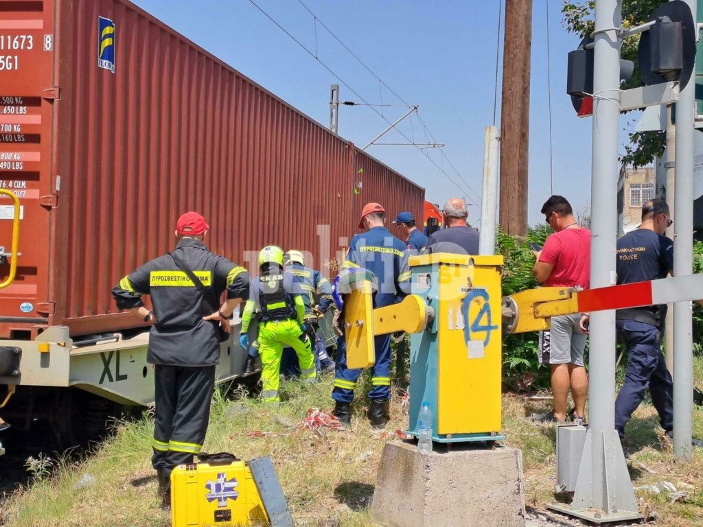 Συναγερμός στη Θεσσαλονίκη – Τρένο συγκρούστηκε με μηχανή (pics&vid)