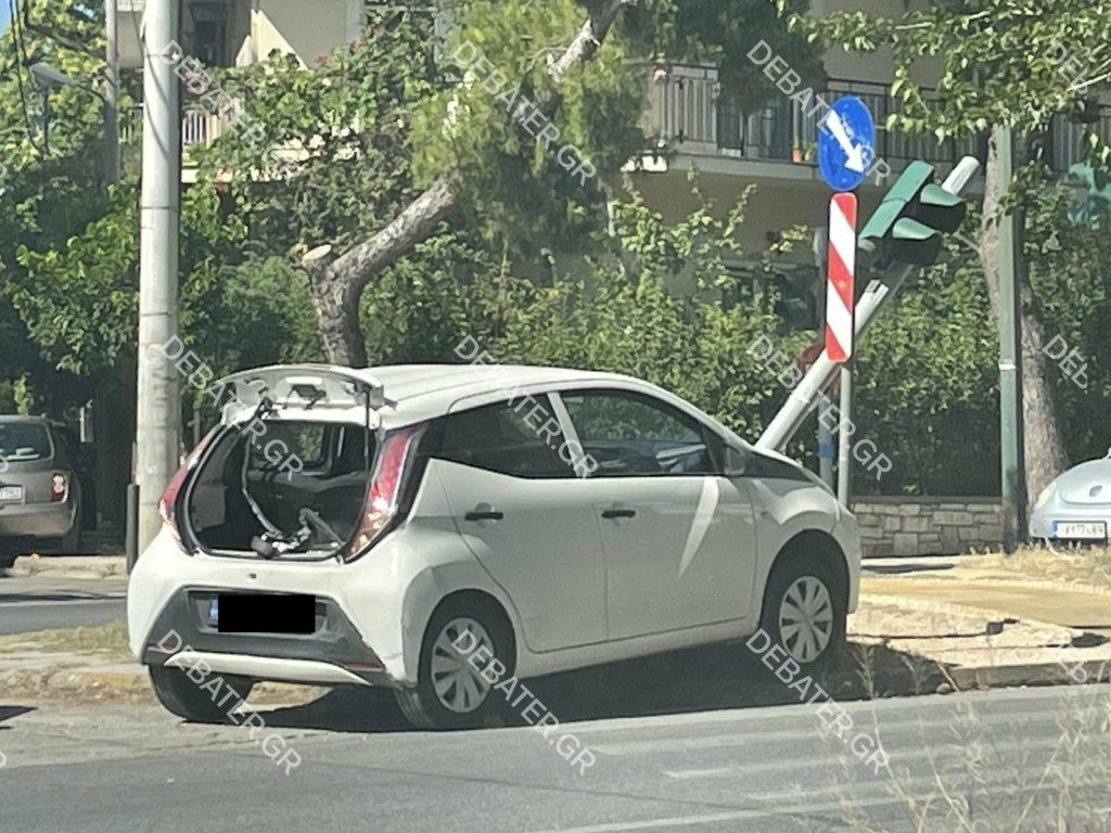 Τροχαίο στο Χαλάνδρι – Αυτοκίνητο “καρφώθηκε” σε φανάρι (pics)