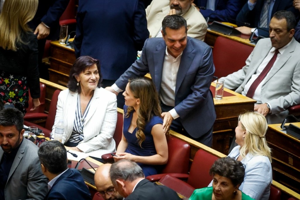 Στην Βουλή ο Αλέξης Τσίπρας για την ομιλία του Φάμελλου – Κάθισε δίπλα στον Νίκο Παππά