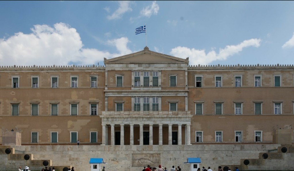 Συνελήφθη αστυνομικός της Βουλής για ενδοοικογενειακή βία – Η σύζυγός του τον κατήγγειλε για τον βιασμό των παιδιών τους
