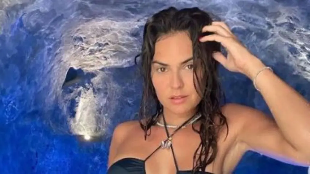 Η Βρισηίδα Ανδριώτου “ταράζει” τα κρυστάλλινα νερά της Μάνης με το μικροσκοπικό μπικίνι της (pics&vid)