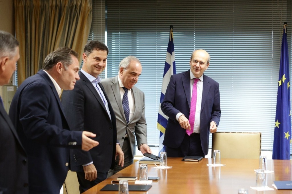 “Πυρετός” πριν από τις προγραμματικές – Με τους κοινωνικούς εταίρους συναντάται το οικονομικό επιτελείο