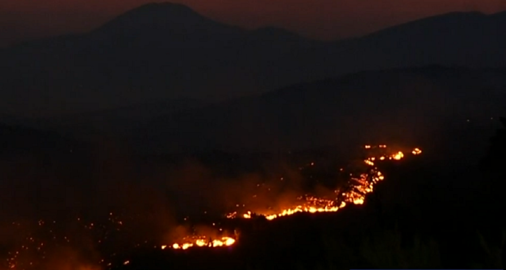Φωτιά στα Δερβενοχώρια: Μαίνεται η πύρινη «κόλαση» – Ελέγχθηκε μέτωπο που πήγαινε προς τα διυλιστήρια