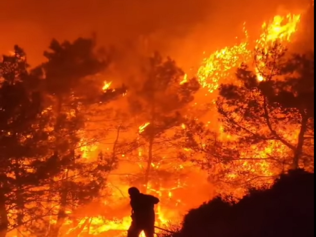 Ολονύχτια μάχη των πυροσβεστών στα πύρινα μέτωπά σε Ρόδο και Δυτική Αττική – Αναζωπυρώσεις σε Λακωνία και Λουτράκι