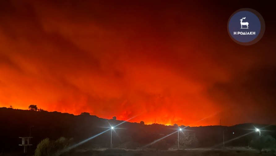 Φωτιά στη Ρόδο: Μεγάλες αναζωπυρώσεις και στα τρία μέτωπα