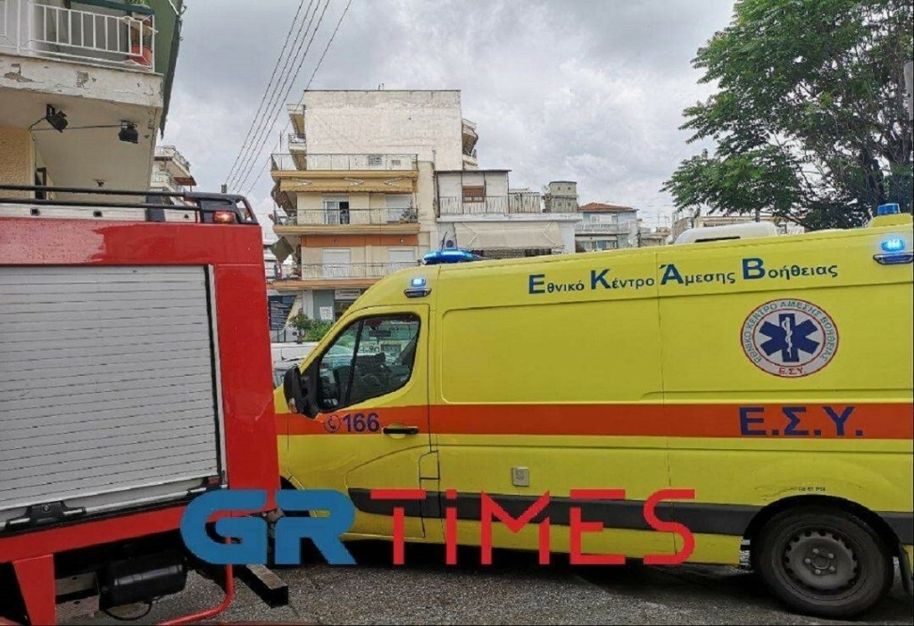 Τρόμος στη Θεσσαλονίκη – Ηλικιωμένη γυναίκα απεγκλωβίστηκε από φλεγόμενο διαμέρισμα
