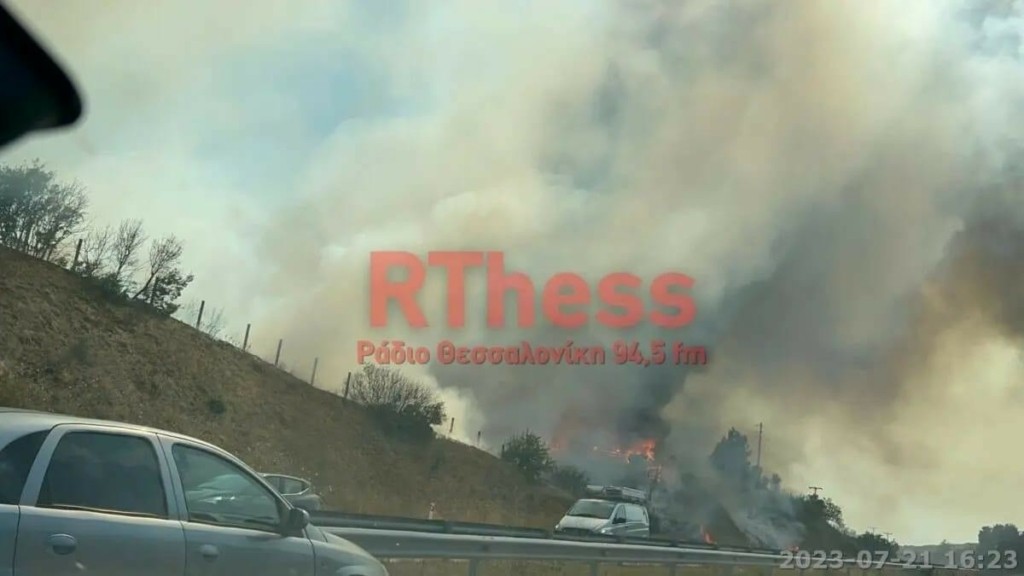 Φωτιά στη Θεσσαλονίκη: Έκλεισε η Εγνατία λόγω του πυκνού καπνού από την πυρκαγιά στον Προφήτη Βόλβης
