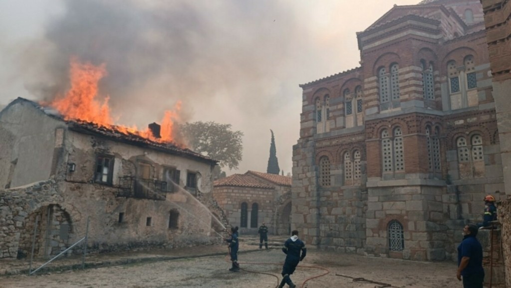 Φωτιά στη Βοιωτία: Στις φλόγες του Μοναστήρι του Οσίου Λουκά