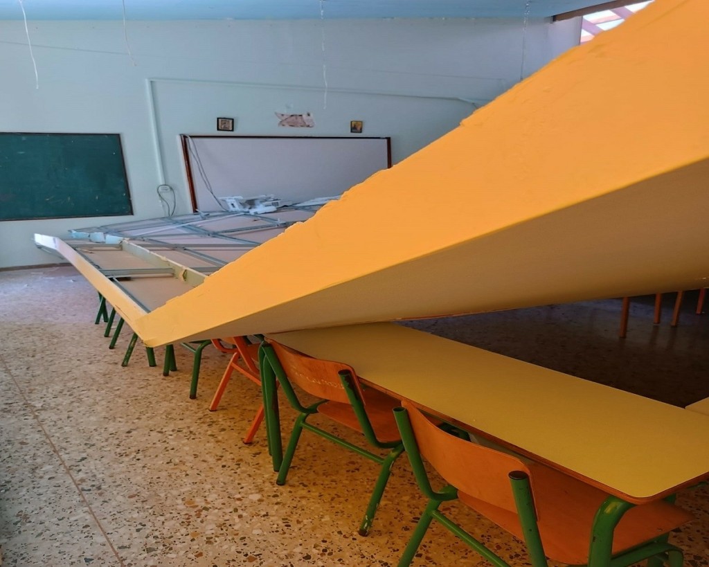 Τρόμος σε σχολείο στον Βαρνάβα – Έπεσε το  ταβάνι σε σχολική αίθουσα (pics)