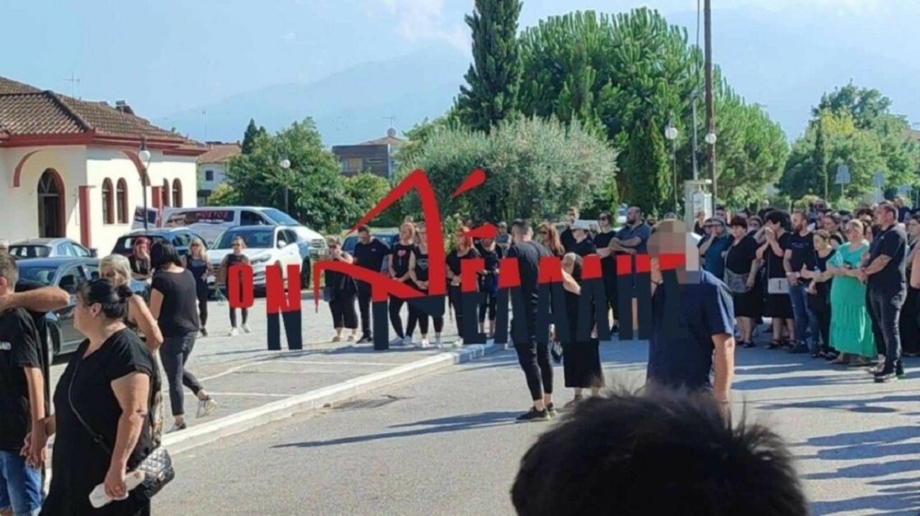 Ράγισαν και οι πέτρες στο ύστατο χαίρε της 38χρονης που απανθρακώθηκε στο αυτοκίνητο της στην Κατερίνη (pics)