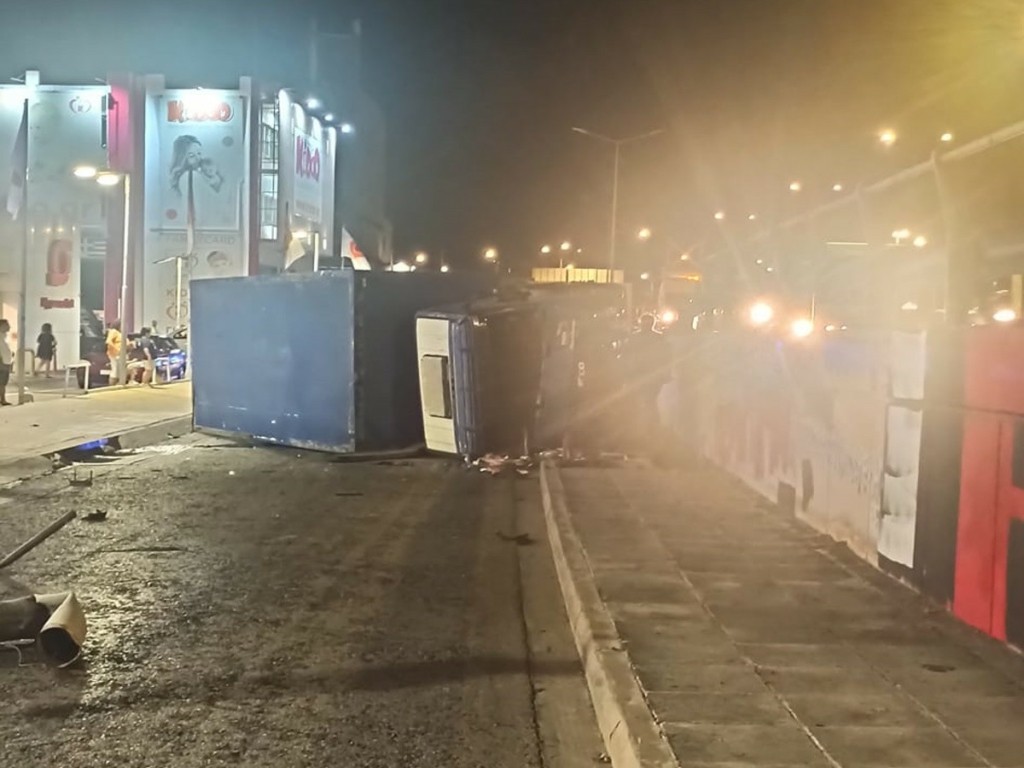 Τρόμος στον Κηφισό – Φορτηγό ανετράπη και βρέθηκε στον παράδρομο της Εθνικής Οδού (pics)