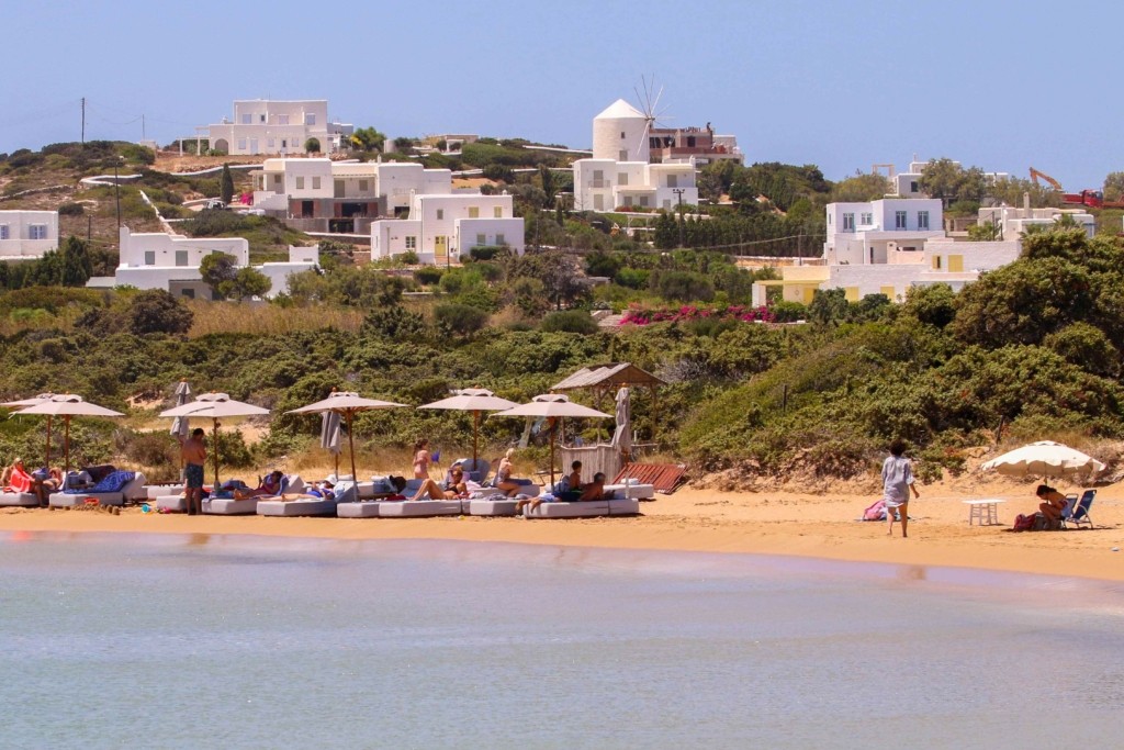 Γιγαντώνεται το «Κίνημα της Πετσέτας» που ξεκίνησε από την Πάρο – Τι απαντά ο δήμαρχος του νησιού