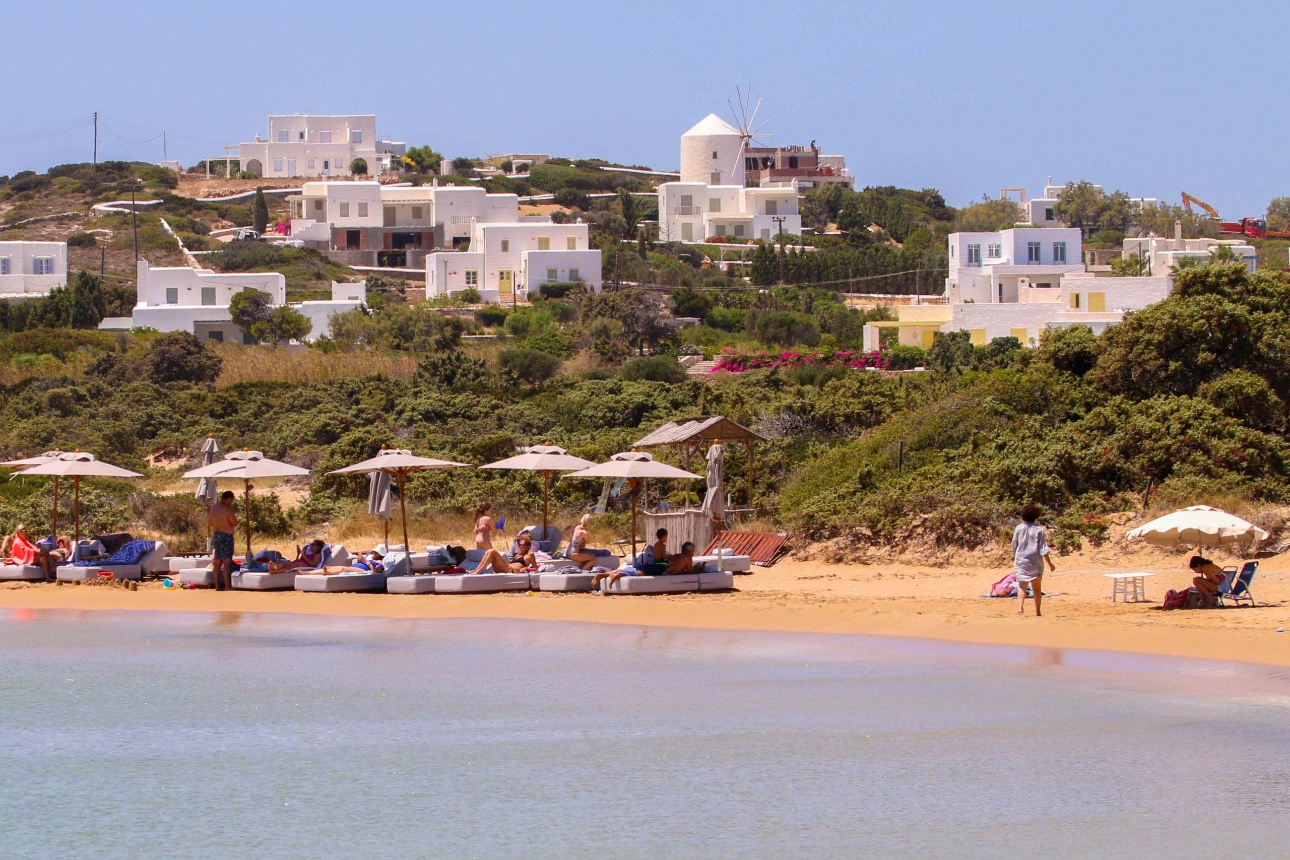 Γιγαντώνεται το «Κίνημα της Πετσέτας» που ξεκίνησε από την Πάρο – Τι απαντά ο δήμαρχος του νησιού