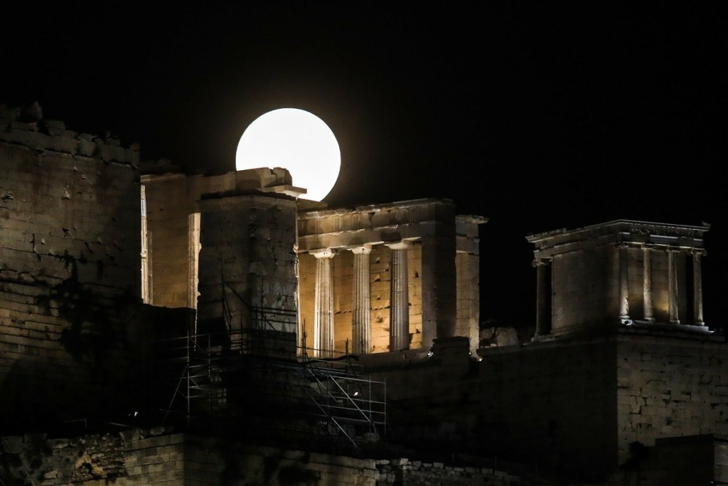 Μαγευτικές εικόνες από την Πανσέληνο Αυγούστου – Μια ντουζίνα κλικ από το φεγγάρι του Οξύρρυγχου (pics)