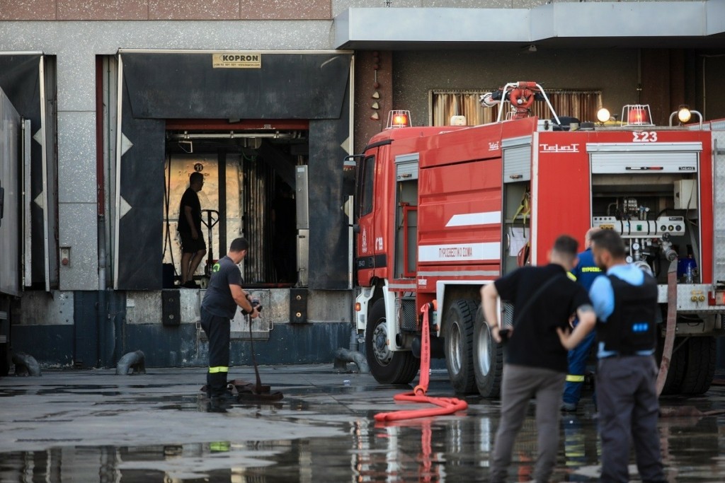 Τέθηκε υπό έλεγχο η φωτιά σε αποθήκη κρεάτων στο Μοσχάτο (pics)