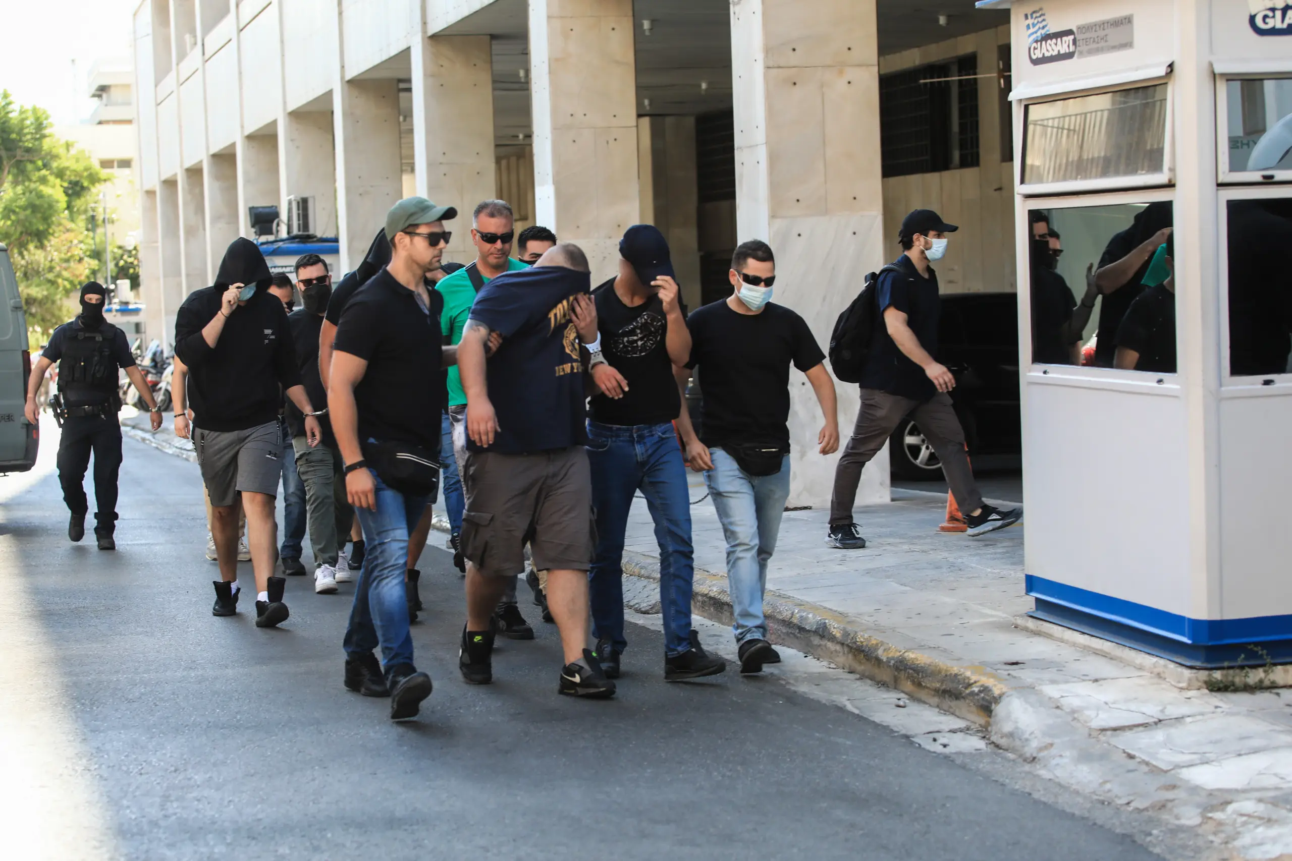 Οι 13 βασικοί ύποπτοι της δολοφονίας του Μιχάλη στη Νέα Φιλαδέλφεια – Τρεις Έλληνες ανάμεσά τους