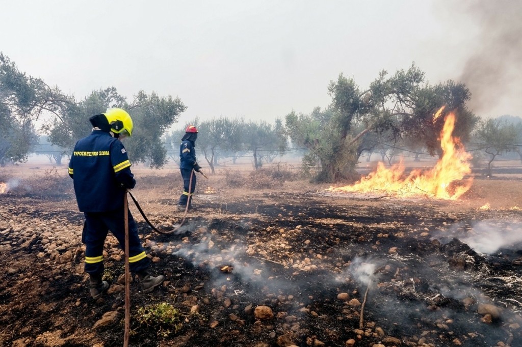 Φωτιά στην Εύβοια: Μήνυμα του 112 για εκκένωση των περιοχών Νέα Αρτάκη και Βατώντα