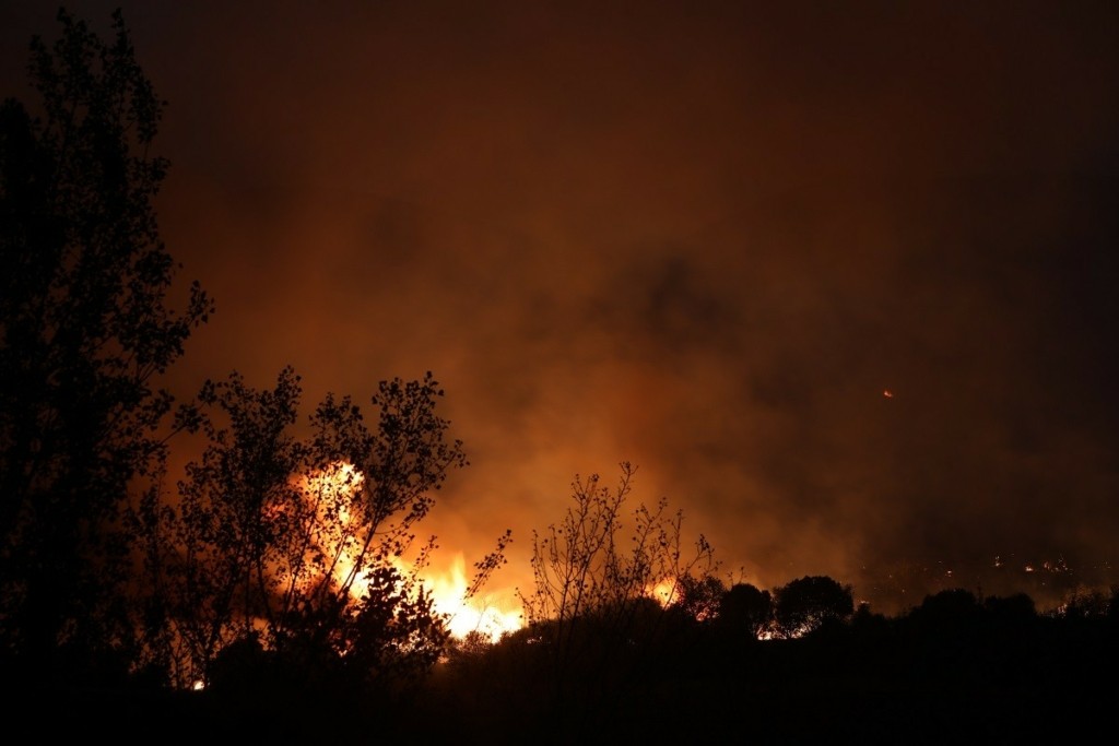 Πύρινη «κόλαση» σε Έβρο, Ροδόπη, Βοιωτία, Εύβοια, Καβάλα, Κύθνο – Ολονύχτια μάχη με τις φλόγες οι πυροσβέστες (pics&vids)