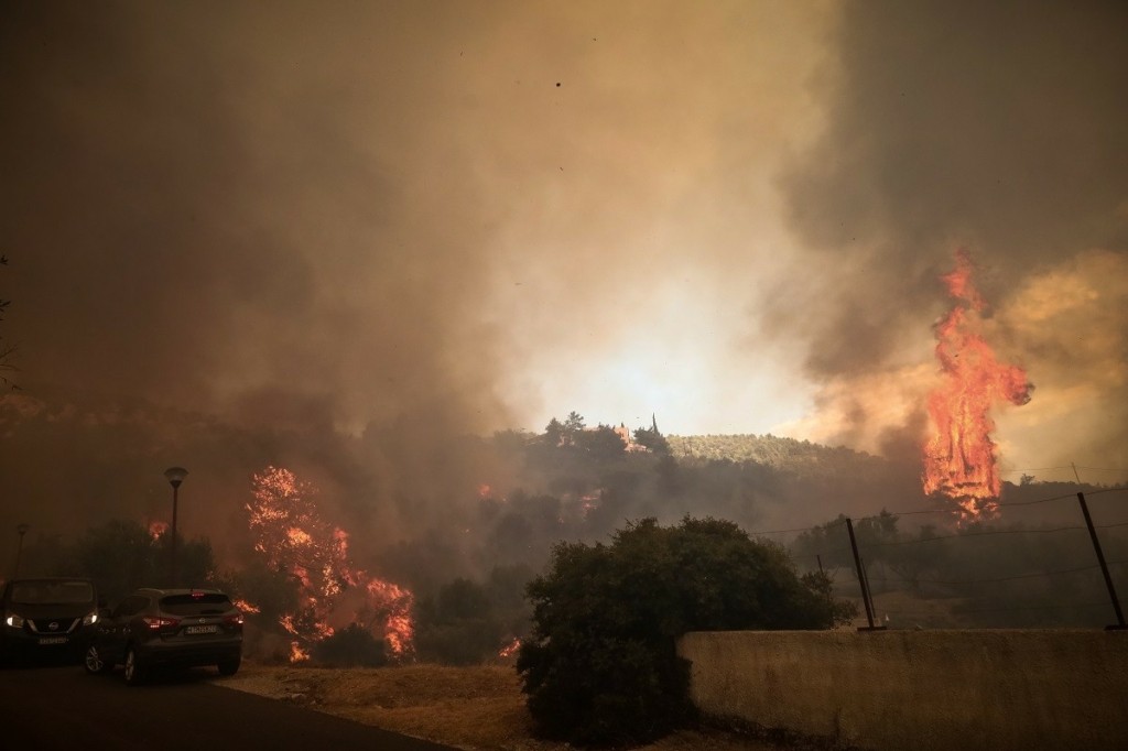 Φωτιά στη Φυλή: Πύρινη «κόλαση» και νέο μήνυμα του 112 για εκκένωση προς Λιόσια