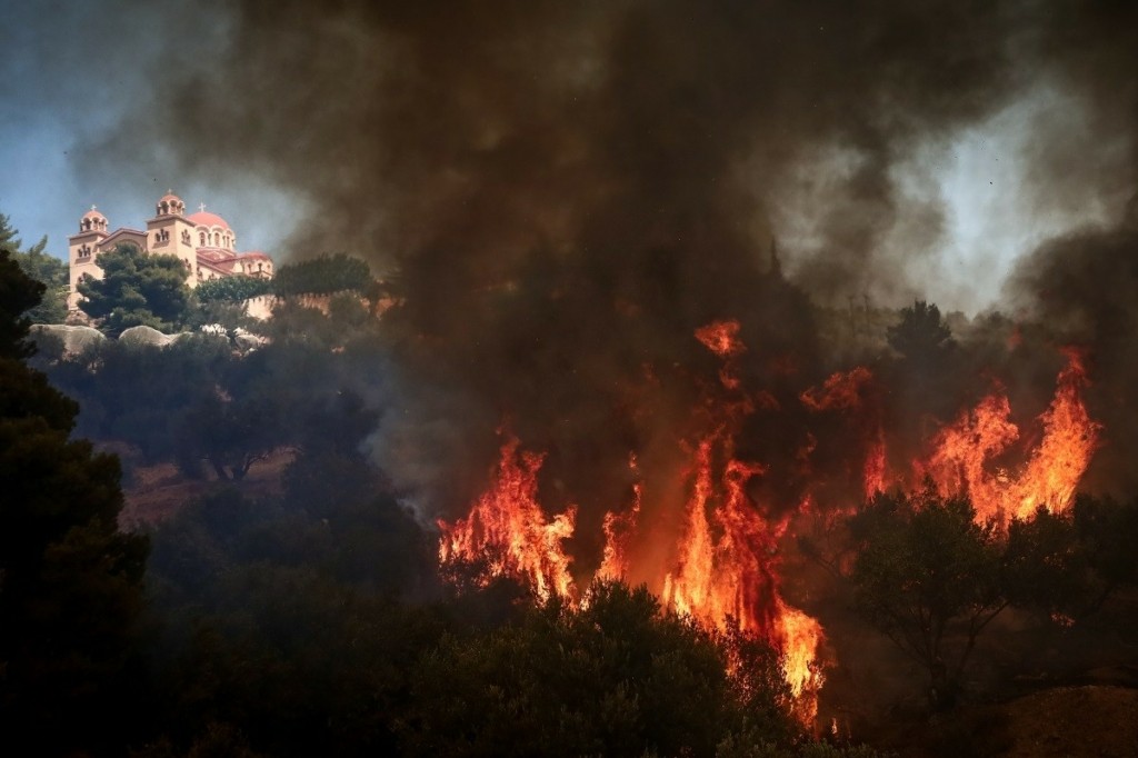 Φωτιά στη Φυλή: Εγκλωβισμένοι στα σπίτια τους ηλικιωμένοι με κινητικά προβλήματα