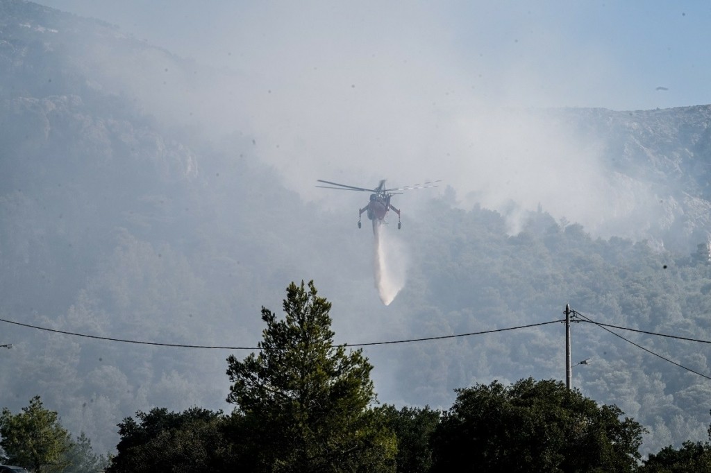 Κόλαση φωτιάς στην Πάρνηθα – Έφτασαν στον Εθνικό Δρυμό οι φλόγες (vids&pics)