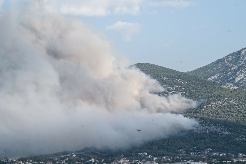 Φωτιά στην Πάρνηθα: Συνεχίζεται η μάχη με τις φλόγες στον Εθνικό Δρυμό – Οι κινήσεις της Πυροσβεστικής για να μην ξεφύγει