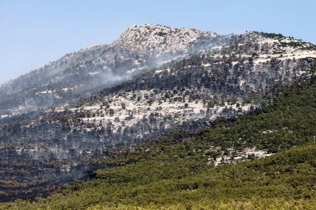 Φωτιά στην Πάρνηθα: Μάχη με τις αναζωπυρώσεις στα πύρινα μέτωπα