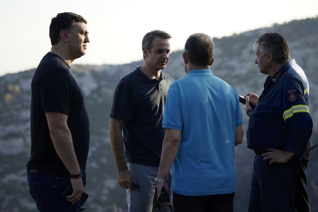 Φωτιά στην Πάρνηθα: Συνεχείς αναζωπυρώσεις – Στο σημείο ο Κυριάκος Μητσοτάκης