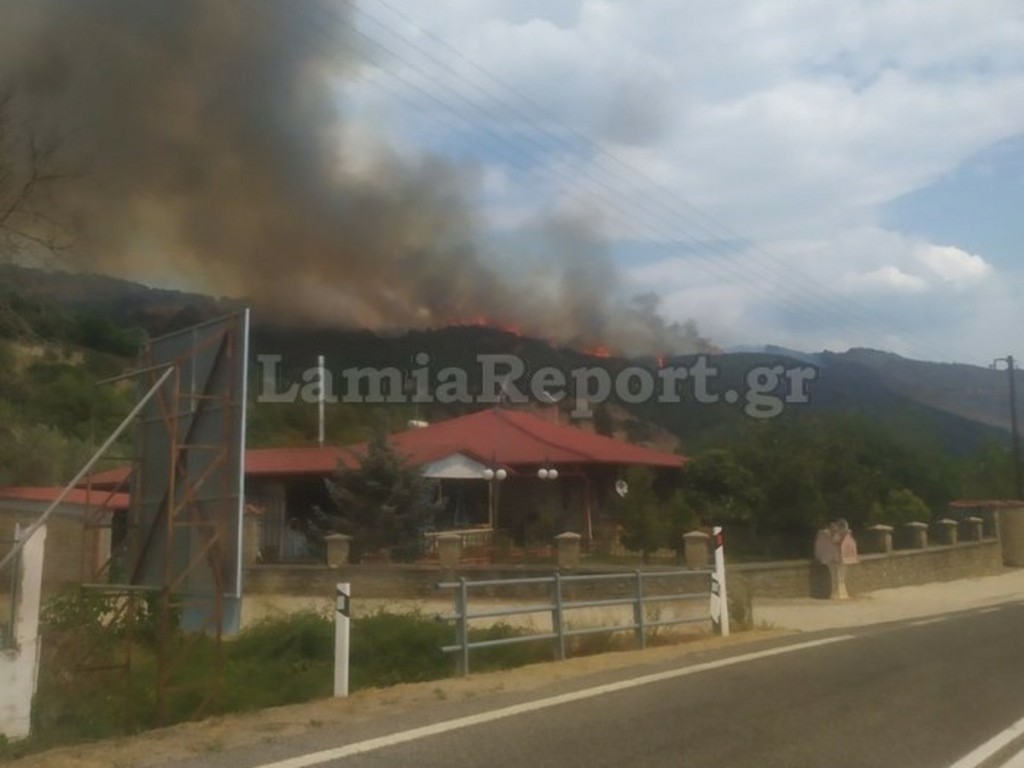Μεγάλη αναζωπύρωση της φωτιάς στη Βίτωλη Μακρακώμης