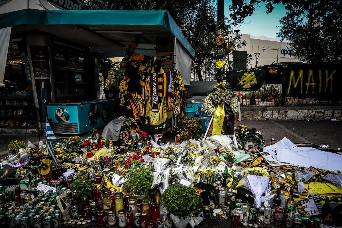 «Βουβός» πόνος στην Ελευσίνα – Στις 5 το απόγευμα η κηδεία του 29χρονου Μιχάλη