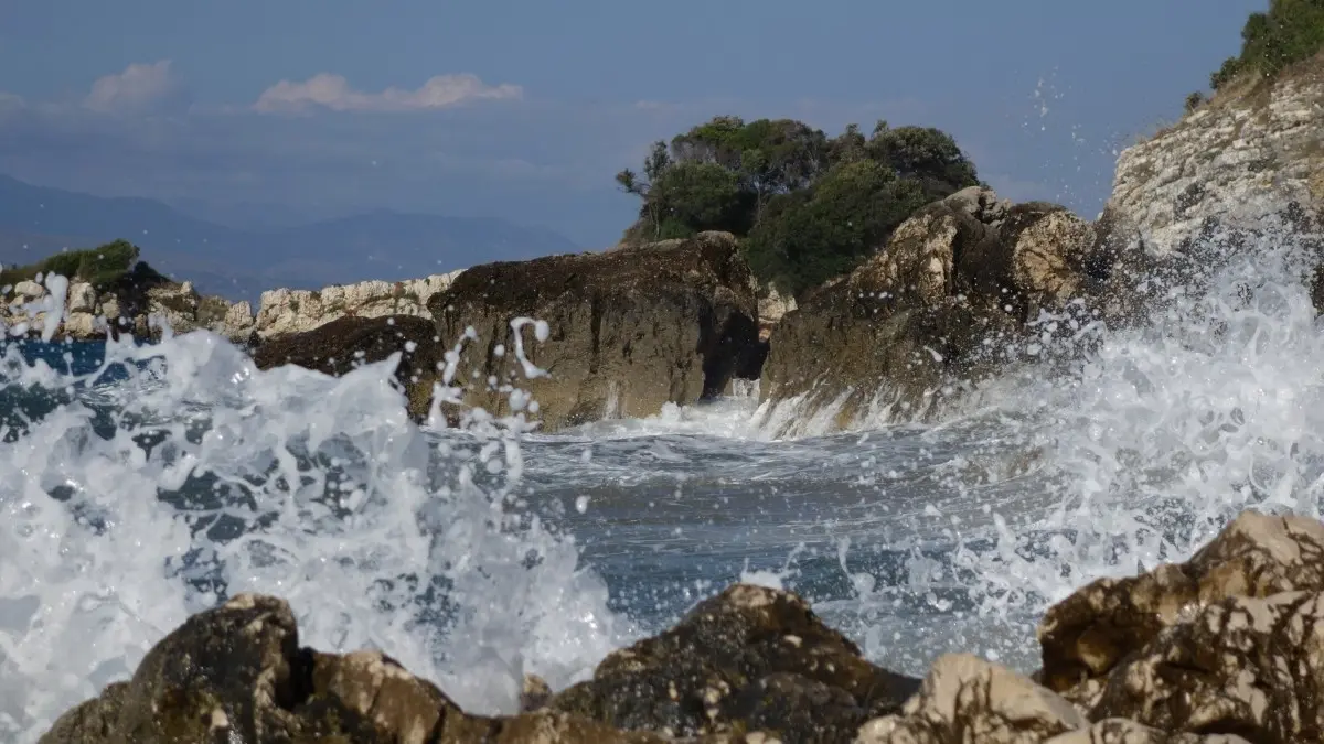 Καιρός Τετάρτη 09/08: Μικρή πτώση της θερμοκρασίας και ισχυρά μελτέμια